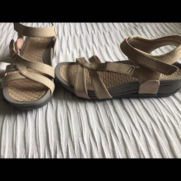 BRAND NEW YUU Sandals with tags - Picture 4 of 5